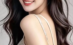 宝宝扶着水池乖乖让爸爸洗头